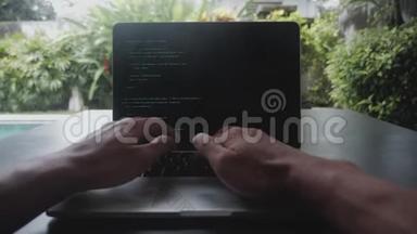 一人肖像<strong>程序员程序员</strong>自由职业者在办公室外的笔记本电脑上写代码